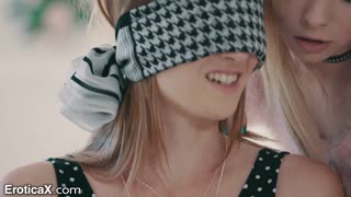 مفاجأة ثلاثية عيد ميلاد شديدة: مدفوع وممص بقوة