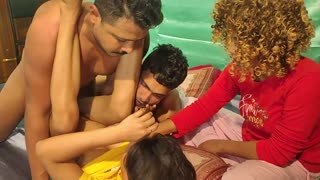 Heißes Chaos! Mädchen-Gruppe wird wild in Vierer-Aktion!