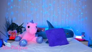 Słodka Alice drażni ssąc zabawkę i palcówką analną na cam do orgazmu cipki