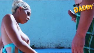 शेजारच्या पूल फक किती गरम होऊ शकतो याबद्दल कधी विचार केला?