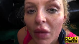 "عاهرة خاضعة تتقيأ على القضيب!"