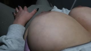 สาวนมโตธรรมชาติระเบิดออแกิร์มจากโดนยัดสองรู!