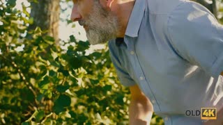 هیجان‌زده تماشا می‌کنم که پیرمرد نوجوان را بیرون سکس می‌کند و روی عینک او انزال می‌کند