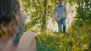 Я в захваті, спостерігаючи, як старий хлопець трахає тінейджерку на свіжому повітрі, еякулюючи на її окуляри