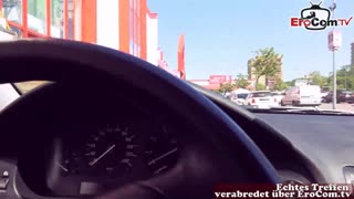 Německá tetovaná MILF s masivními prsy dominuje v divokém venkovním bušení