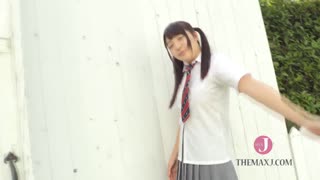 Чому Асука Мізушима дразнить в еротичному купальнику на гарячих джерелах з великими грудьми?