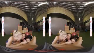 Edzőtermi szőke trió lovagolja nagy faszodat bubis segg VR-ben