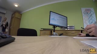 사무실에서 채권자가 가슴 큰 MILF가 그의 샤프트로 놀게 해