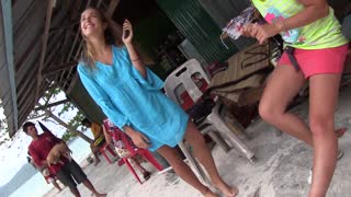 ब्रुनेट 18+ मॉडेल मिलाना जी बाहेर टॉपलेस स्ट्रिप करून छोटे स्तन घट्ट गांड दाखवते