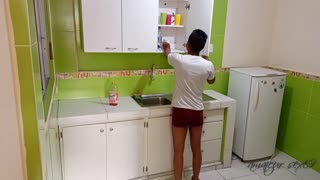 Îmi cere să o fut în bucătărie după ce mă vede gol, o umplu complet înainte să vină cineva și să ne prindă în acțiune