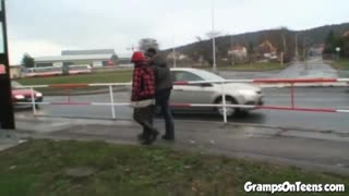 Подивіться, як 18+ дівчина трахається з дідом на свіжому повітрі