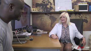 핫 레이시 스타가 딥스로트 간호사 검사 제공 😍