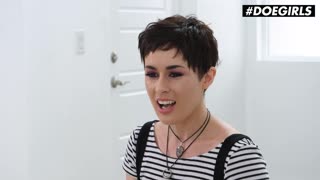 私はオリーブグラス、巨大乳房MILF、毛むくじゃらのマンコを震える絶頂までからかう