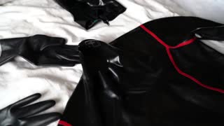 Teljes latex szuit horror hármas Tru Kait-tel megremegteti