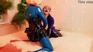 Lateks lezbejsko jebanje iza scene s Aryom Grander i Dreddom Dark