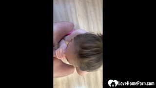 Брюнетка смучка напълно пулсиращ хуй дълбоко