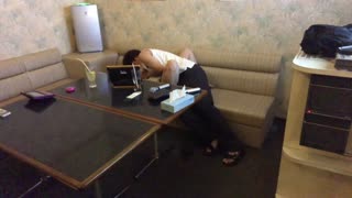 Інтенсивний POV мінет аматорської азіатської пари в схованці караоке