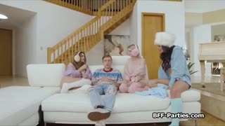 मोठा लंड तीन हार्नी मैत्रिणींना अॅमेच्युअर फोरसममध्ये ठोकतो