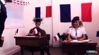 この3人のセクシーなフランス娘たちは大きなチンポを一緒に扱える？