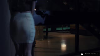 I Moderna Synders Värld, Denna Nyfikna 18+ Tonåring Provar Anal För Första Gången Och Slutar Med En Sprutande Anal Creampie