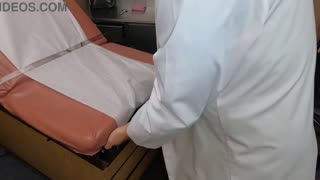 Scarlett Johnson nabízí odvážnou konzultaci prsou u doktora 1. díl