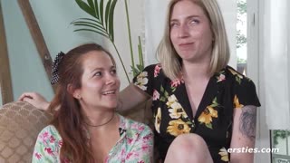 Amatérské lesbičky Ersties poprvé šukají divoce!!