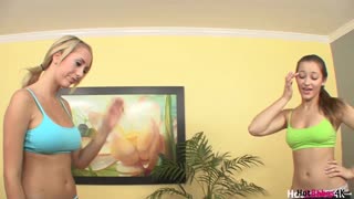 Brett Rossi og Dani Daniels finger våde fisser og slikker i strømper