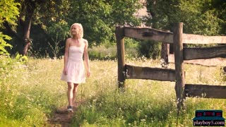 Striptease video: Blondinska evropska MILF Zazie Skymm izvaja solo striptiz na prostem!