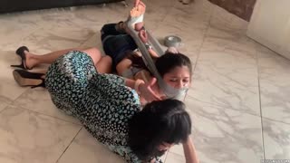 Lábujjhegyen vagyok, hogtaped az gonosz lakótársam által BDSM pokolban