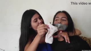 Hej, se disse latina teens 18+ blive kneblet i lezdom BDSM!