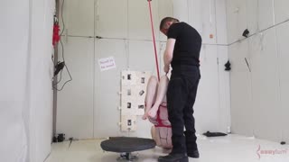 अपमानित गुलाम खिलौना ठोंककर गेंदें चूस रही!