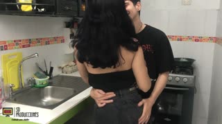 Tako se palim kad je vidim u kuhinji, ne mogu da se kontrolišem, znaš?