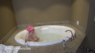 சூப்பர் நெர்ட் ரிலாக்ஸ் செய்யும் பபுள் பாத் அனுபவிக்கிறார்