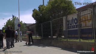 Я відчув інтенсивний біль, коли руда європеоїдна транссексуалка домінувала наді мною анальним трахом на вулиці, моє тіло зв'язане мотузками під публічними очима