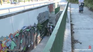 Kırmızı saçlı euro shemale açık havada anal sikmeyle beni domine etti, vücudum iplerle bağlı halk gözü önünde