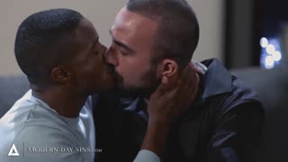 Vợ xem chồng tò mò bi đụ cu trần trong 3P da màu