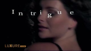 ضرب تحليلي brutal في مساحة حمام ضيقة