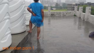 Чудові груди індійської дружини ХХХ трах після дощу ванна повна сцена