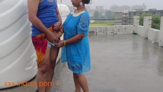 豪華ボブスのインド人妻XXXファック、雨浴び後フルシーン