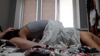 השלישייה לסבית ראשונה שלנו עם התזה אורגזמות