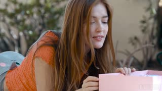 Jia Lissas fetter Arsch beim Wichsen in Umkleide