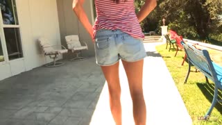 Секси блондинка и брюнетка трибинг след басейн уикъп 👙💦