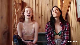 Ersties: ці милі аматорські лесбійки цілуються у ванній