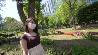 Nyfiken klädåterförsäljare utforskar begär med elektrisk massager i personlig shoot