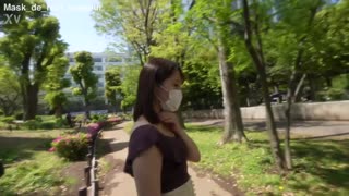 Radovedna prodajalka oblačil raziskuje želje z električnim masažerjem v osebnem posnetku