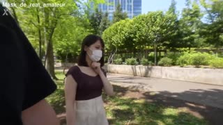 Kerani pakaian ingin tahu teroka nafsu dengan pengurut elektrik dalam shoot peribadi