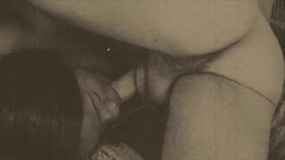 ഇന്റെൻസ് ഇന്റർറേഷ്യൽ ത്രീസം വിന്റേജ് സ്റ്റൈലിൽ നടക്കുന്നു