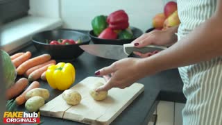 Fakehub - Makan malam Thanksgiving jadi liar dengan MILF horny menggoda untuk anal dalam dan creampie selepas blowjob sengit dan seks hardcore