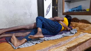 18 Yaşındaki Hint Tamil Çift Zayıf Seks Gurusuyla Tutku Göstererek Vahşileşiyor - Tam Hintçe