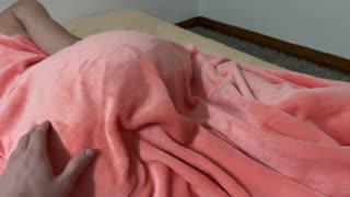 Anal pertama saya yang ketat: jari dan aksi intens dengan finis cum